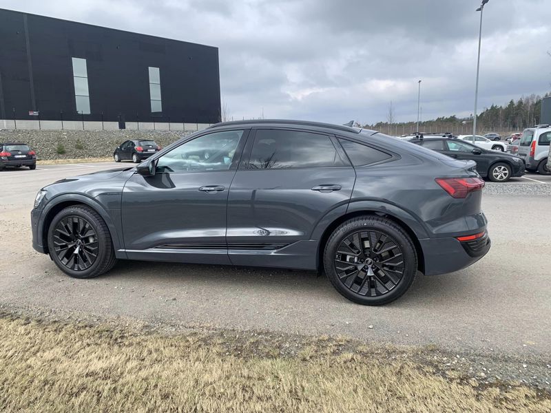 Audi Q8 e-tron in in magnet grey with black optics