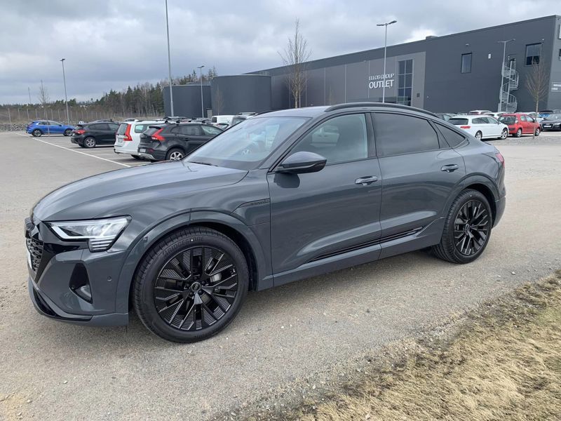 Audi Q8 e-tron in in magnet grey with black optics