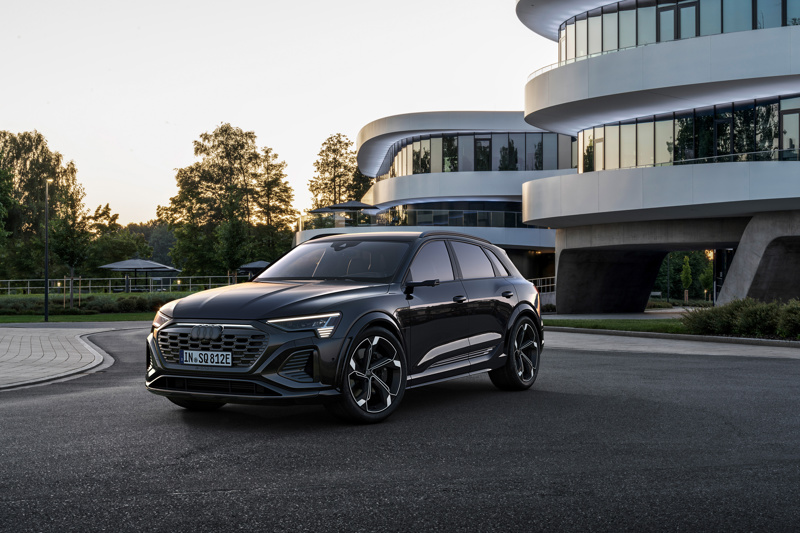 Audi SQ8 e-tron in Mythos Black med sort optikk and black grille