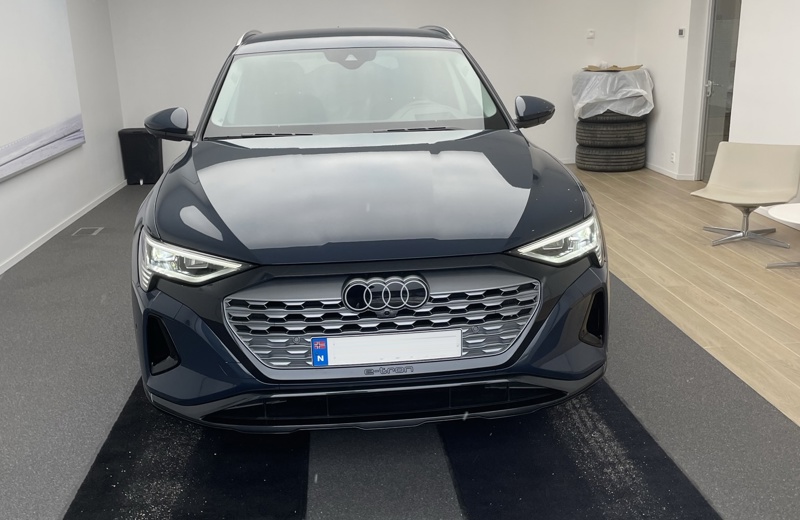 Audi Q8 e-tron in Plasma Blue with contrast color and standard optics