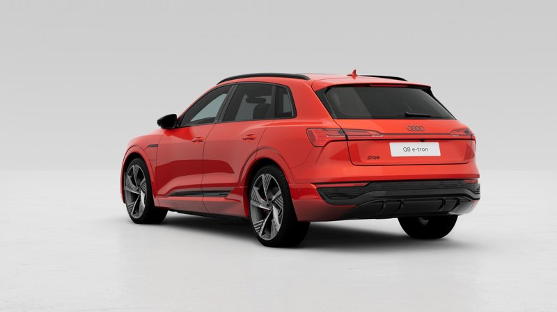 Audi Q8 e-tron S-line i soneirarød med sort optikk