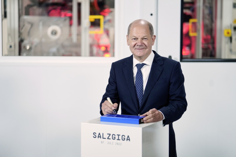 Olaf Scholz with the first unified  cell